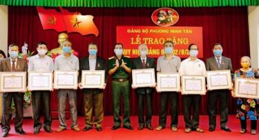 Các đảng viên nhận Huy hiệu 40 năm tuổi Đảng của Đảng bộ phường Minh Tân, thành phố Yên Bái năm 2021. (Ảnh: Trang TTĐT TPYB)